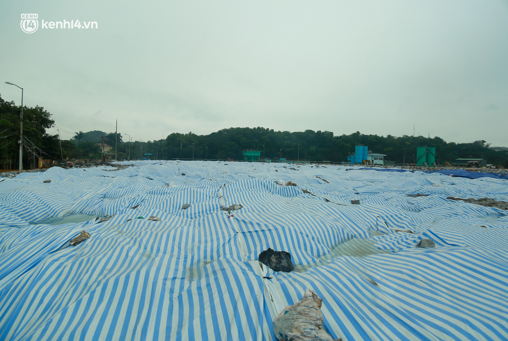 Hà Nội: Cận cảnh hồ chứa của bãi rác lớn nhất Hà Nội quá tải vì mưa nhiều-10