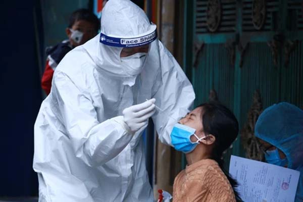 Làm rõ vụ Phó giám đốc công ty ép nữ tiếp viên dưới 16 tuổi vào khách sạn-3