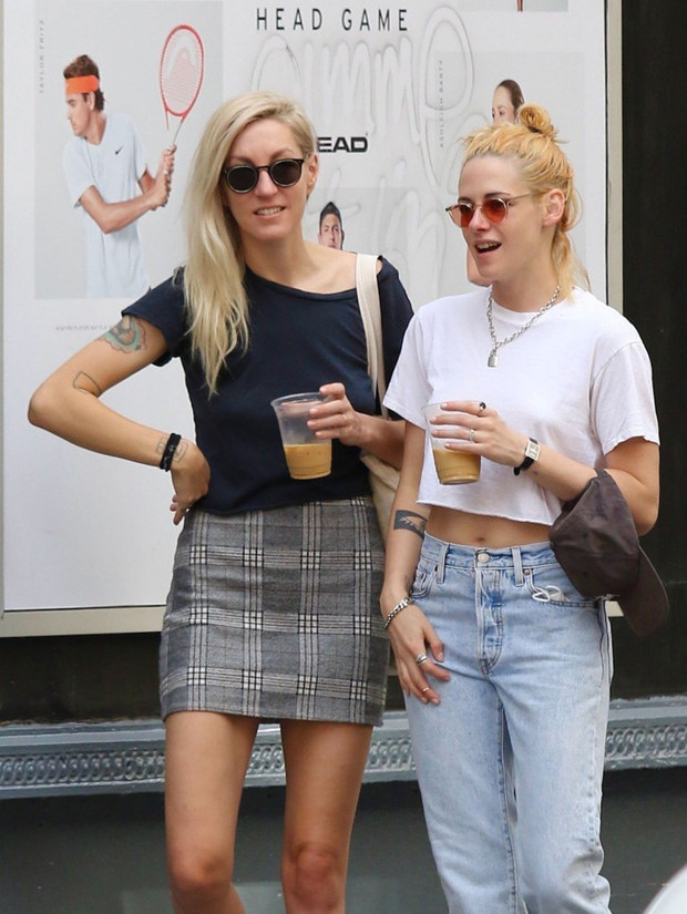 9 năm sau bê bối cắm sừng” tài tử Twilight, Kristen Stewart chính thức đính hôn với người yêu đồng giới-2