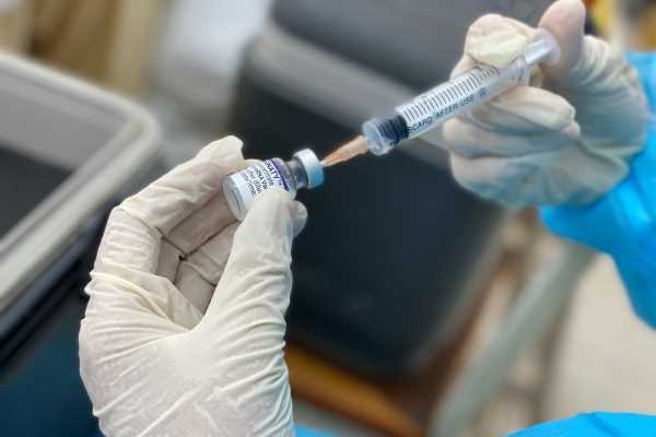 Xử lý thế nào khi trẻ gặp phản ứng sau khi tiêm vaccine Covid-19?-1