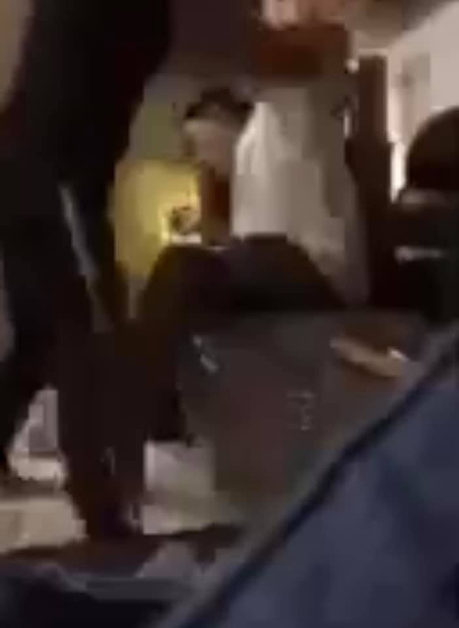 Rò rỉ loạt ảnh nghi Hồ Văn Cường có hành động không hay với chính bố ruột?-3