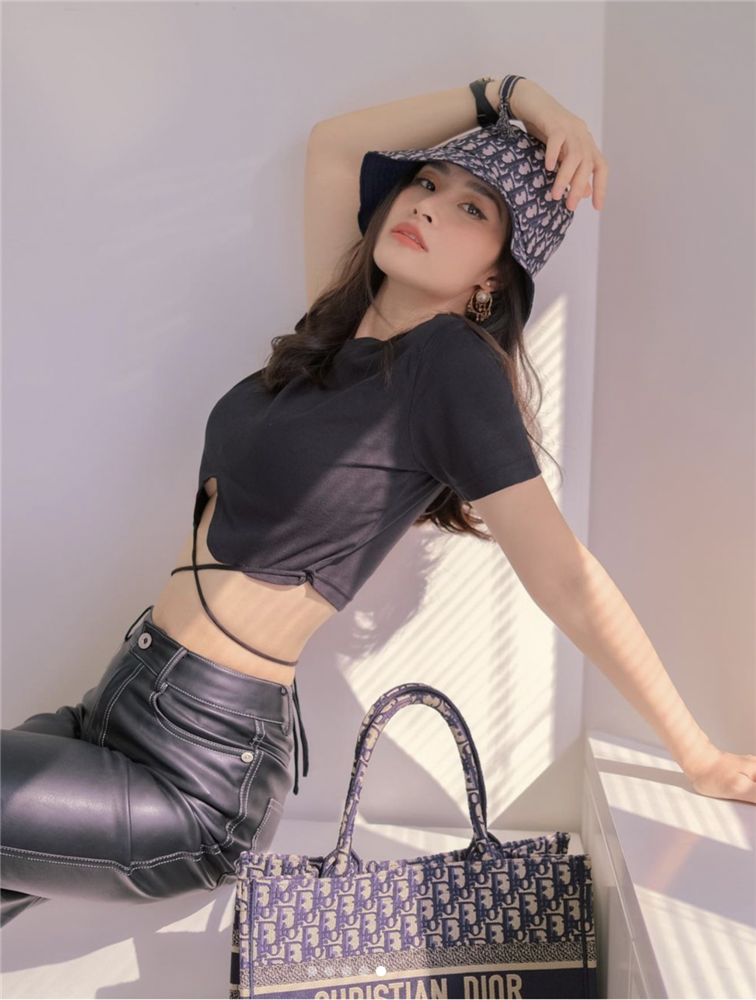 Hà Hồ - Đông Nhi: Dẫn đầu cuộc đua eo thon mà vẫn có ngày bị bóc mẽ trước camera thường-2