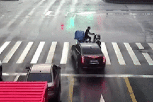 Clip: Cố băng qua đường ray, ô tô con bị tàu hỏa tông biến dạng-1