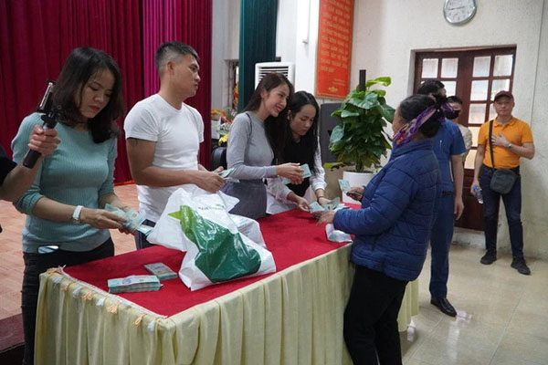 NÓNG: Nghi án chồng đổ xăng vào phòng ngủ đốt vợ và con gái tử vong-3