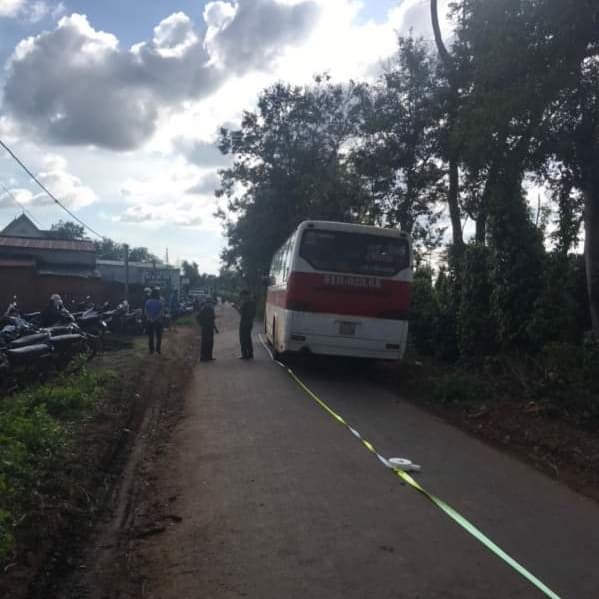 Xe đưa đón quên đóng cửa, một học sinh lớp 6 bị hất văng ra đường tử vong tại chỗ-1