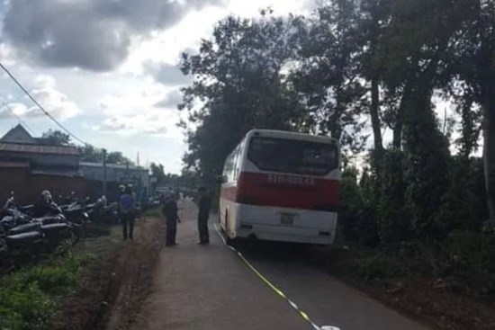 Xe đưa đón quên đóng cửa, một học sinh lớp 6 bị hất văng ra đường tử vong tại chỗ