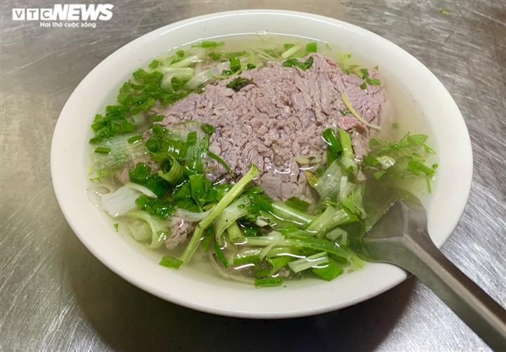 Một bát phở còng lưng gánh cùng lúc giá gas, giá rau xanh, giá xăng tăng vọt-1