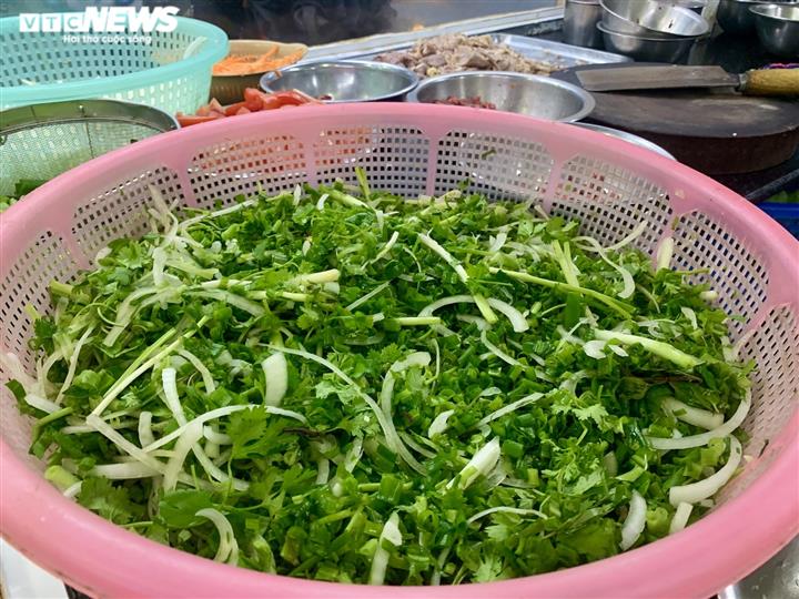 Một bát phở còng lưng gánh cùng lúc giá gas, giá rau xanh, giá xăng tăng vọt-2