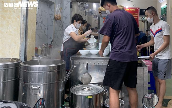 Một bát phở còng lưng gánh cùng lúc giá gas, giá rau xanh, giá xăng tăng vọt-3