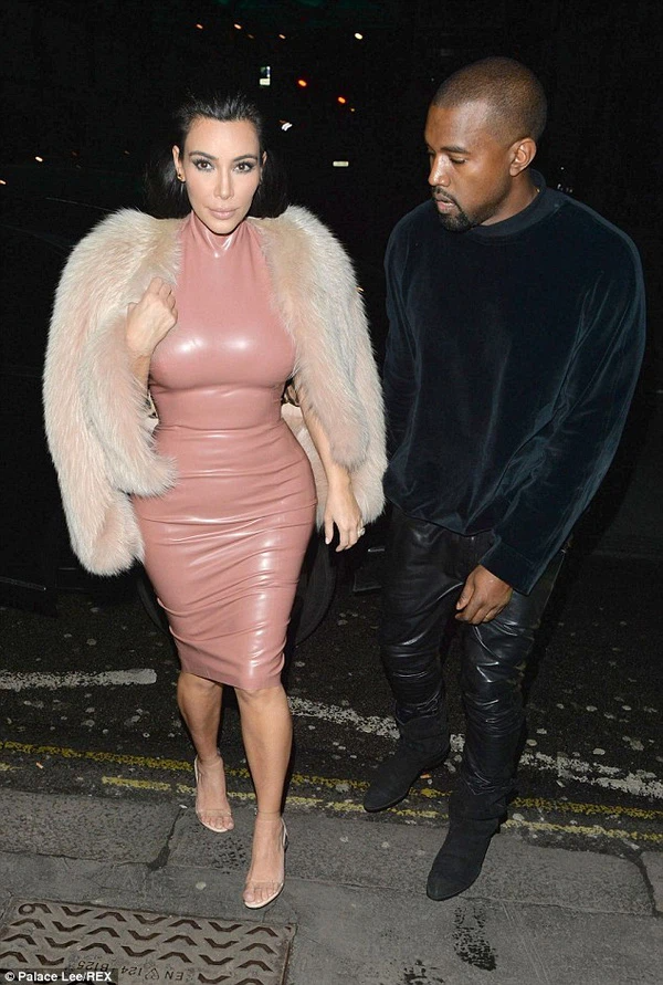 Kim Kardashian lại bục váy, lòi tói 1 thứ hóa ra là chiêu trò cả!-9