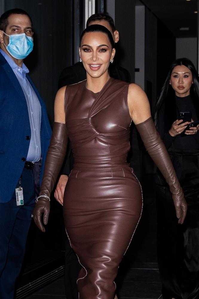 Kim Kardashian lại bục váy, lòi tói 1 thứ hóa ra là chiêu trò cả!-3