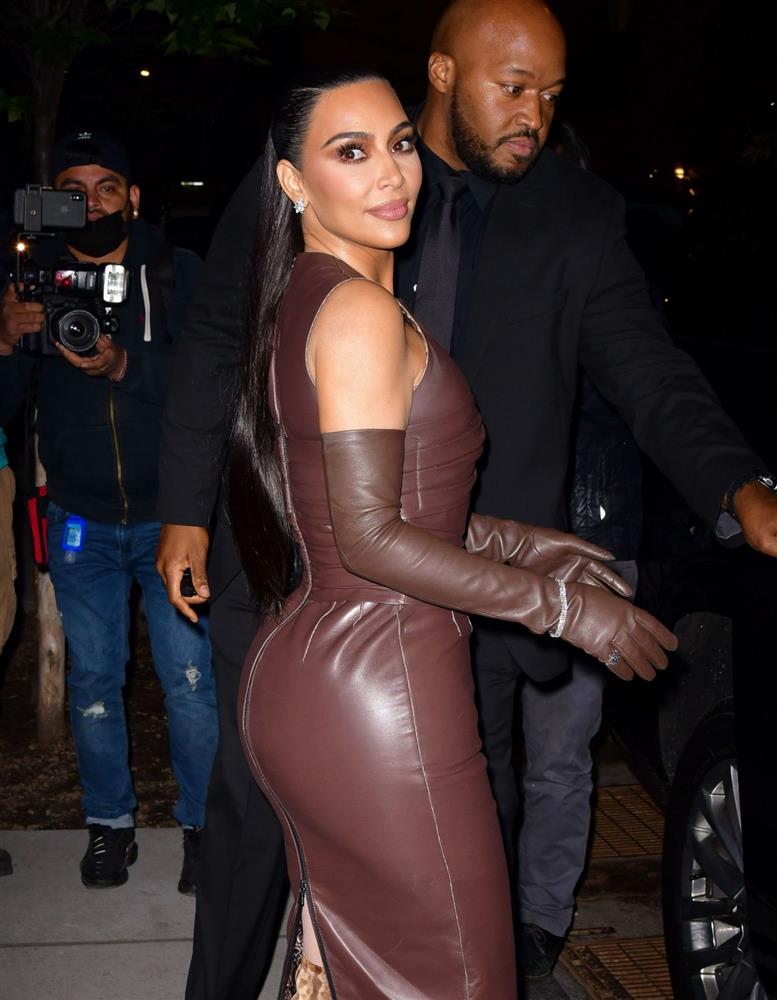 Kim Kardashian lại bục váy, lòi tói 1 thứ hóa ra là chiêu trò cả!-5