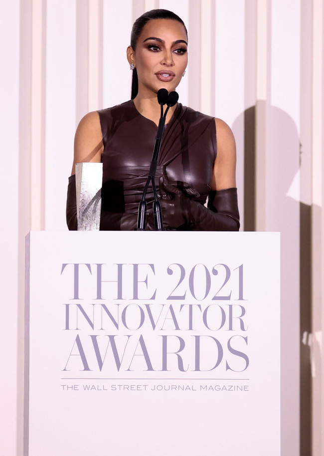 Kim Kardashian lại bục váy, lòi tói 1 thứ hóa ra là chiêu trò cả!-6