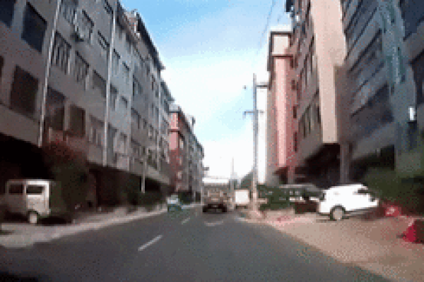 Bồn nước rơi từ tòa nhà cao tầng xuống đất, suýt đè bẹp xe trên đường