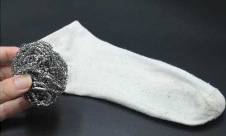 Cho miếng chùi nồi bằng cước kim loại vào chiếc tất mang lại tác dụng thật tuyệt vời, ai không biết quả là đáng tiếc-2