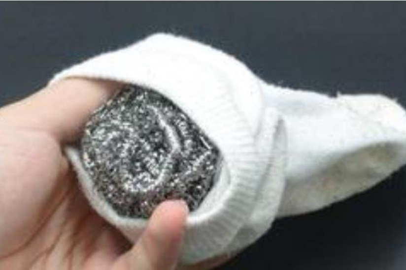 Cho miếng chùi nồi bằng cước kim loại vào chiếc tất mang lại tác dụng thật tuyệt vời, ai không biết quả là đáng tiếc-3