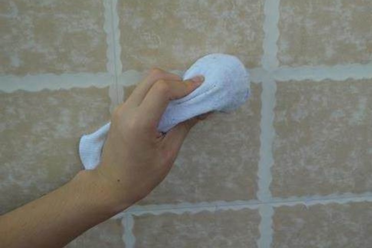 Cho miếng chùi nồi bằng cước kim loại vào chiếc tất mang lại tác dụng thật tuyệt vời, ai không biết quả là đáng tiếc-4