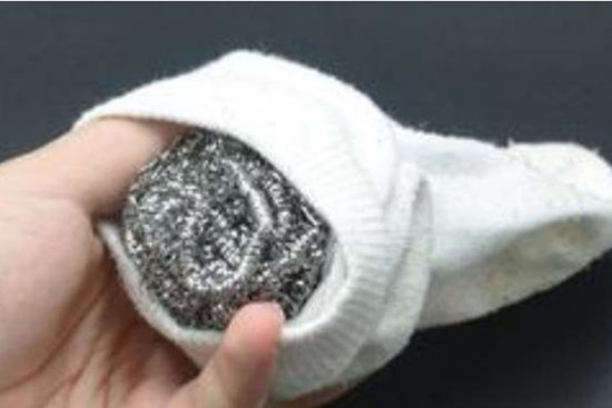 Cho miếng chùi nồi bằng cước kim loại vào chiếc tất mang lại tác dụng thật tuyệt vời, ai không biết quả là đáng tiếc