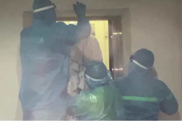TP.HCM: 30 phút nghẹt thở” giải cứu nhân viên y tế mắc kẹt trong thang máy bệnh viện dã chiến-1
