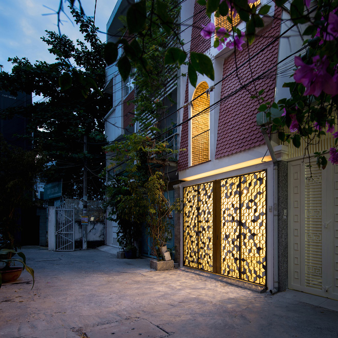 Rũ bỏ thiết kế lối mòn, đưa khoảng sân ra phía sau, đây là ngôi nhà Việt tiêu tốn quá nhiều chất xám cho phần thiết kế-2