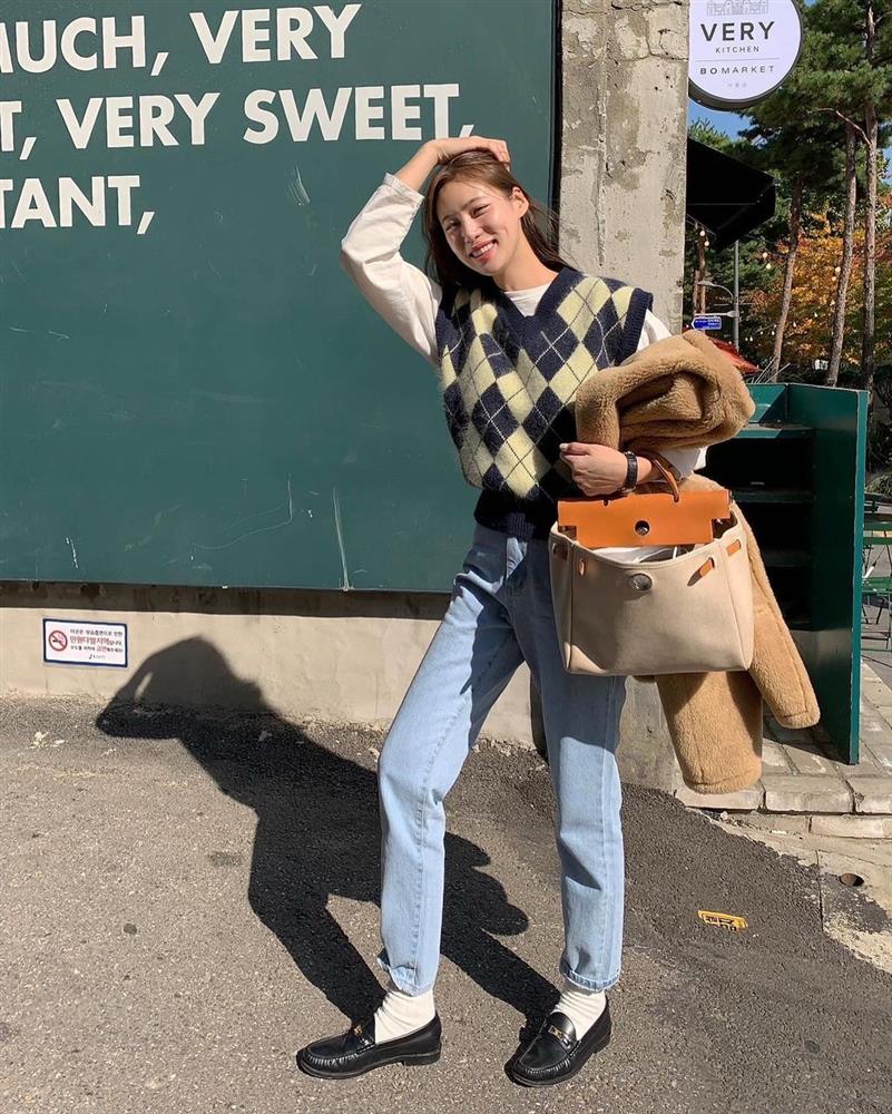 Áo len mặc với kiểu quần nào là đẹp nhất? 5 gợi ý từ gái Hàn sẽ giúp style của bạn đột phá-6