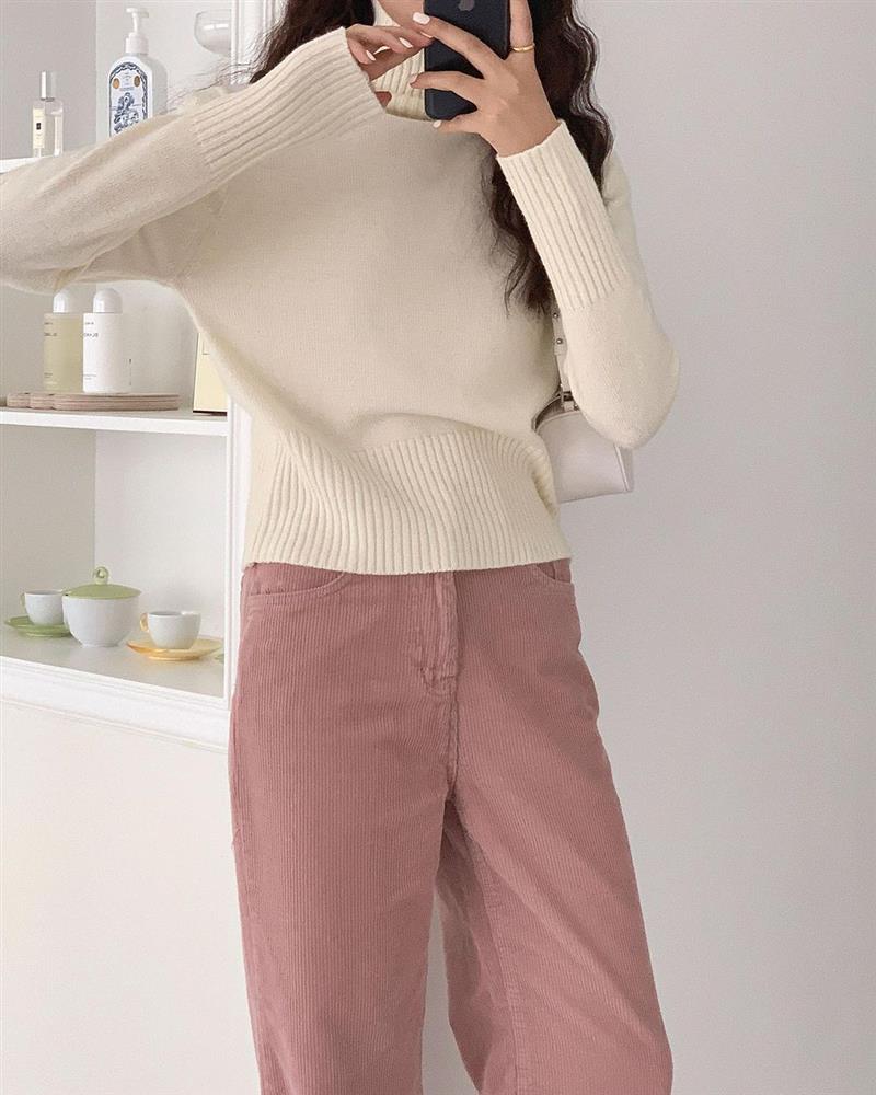 Áo len mặc với kiểu quần nào là đẹp nhất? 5 gợi ý từ gái Hàn sẽ giúp style của bạn đột phá-17