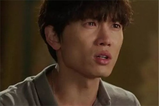 Đi công tác về nhà sớm, nghe thấy tiếng động lạ trong phòng, sau khi mở cửa, tôi ứa nước mắt