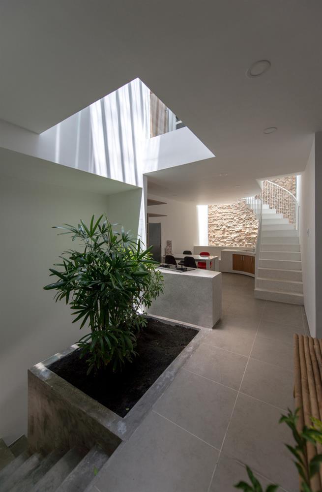 Rũ bỏ thiết kế lối mòn, đưa khoảng sân ra phía sau, đây là ngôi nhà Việt tiêu tốn quá nhiều chất xám cho phần thiết kế-9