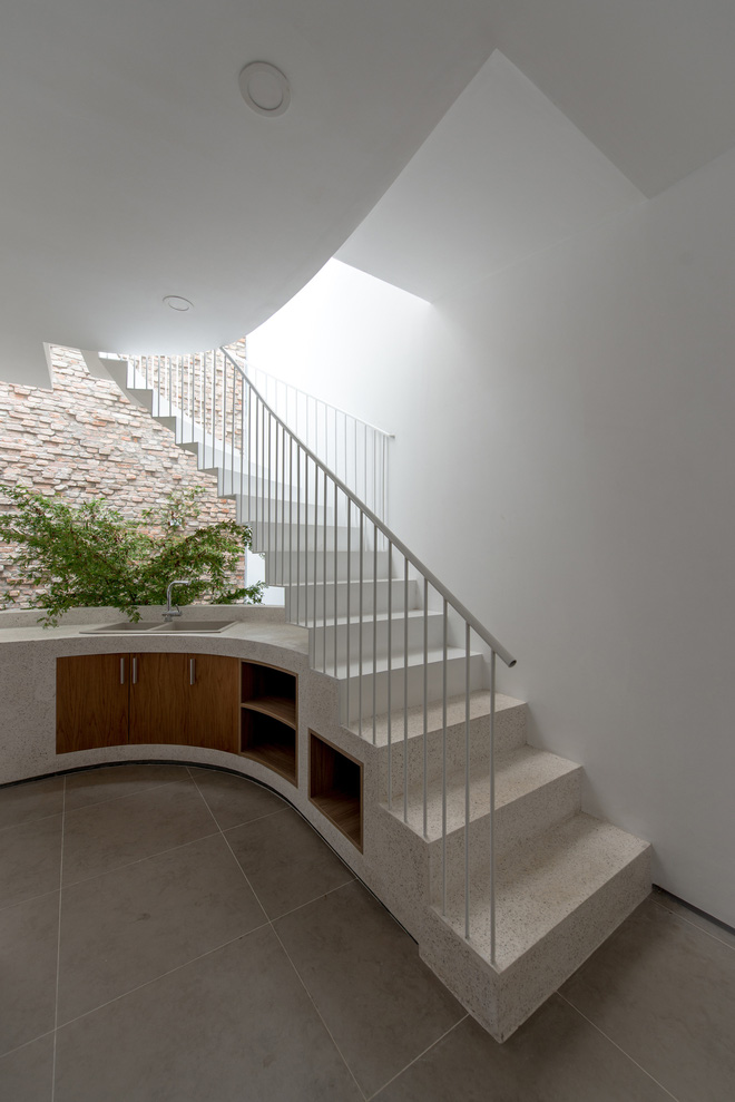 Rũ bỏ thiết kế lối mòn, đưa khoảng sân ra phía sau, đây là ngôi nhà Việt tiêu tốn quá nhiều chất xám cho phần thiết kế-12