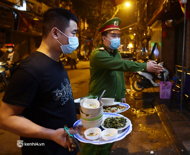 Người Hà Nội bắt đầu chủ quan dù dịch đang phức tạp: Vẫn tụ tập ăn uống vỉa hè sau 21h, công an ra quân nhắc nhở-4