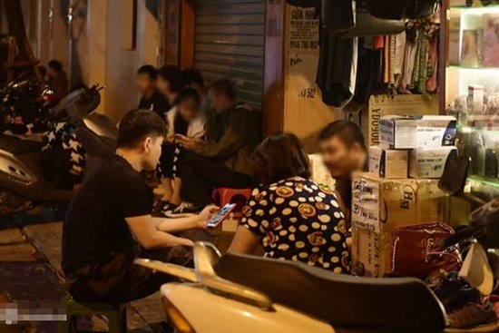 Người Hà Nội bắt đầu chủ quan dù dịch đang phức tạp: Vẫn tụ tập ăn uống vỉa hè sau 21h, công an ra quân nhắc nhở