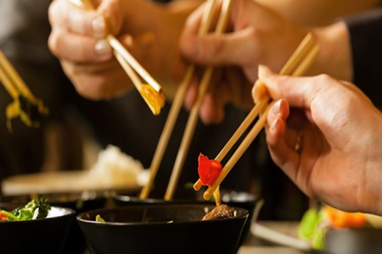 Chuyên gia cảnh báo kiểu dùng đũa khiến miệng ăn toàn vi khuẩn, về lâu dài còn bị ung thư nhưng gia đình nào cũng mắc