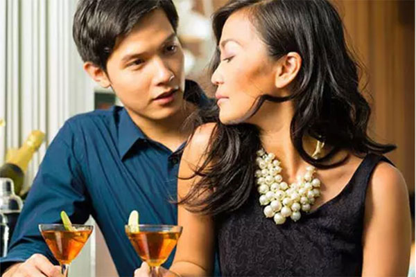 Mỗi tháng đưa cho vợ 50 triệu, sau 2 năm, tôi muốn lấy lại để đầu tư thì cô ấy lúng túng đưa trả 20 triệu cùng một chiếc hộp-1