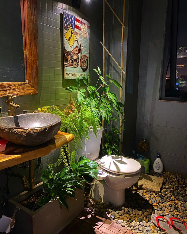 Nhà vệ sinh khiến dân tình đổ xô vào tranh cãi: Dán sticker lên bồn cầu, bày cây thật chill liệu có hợp lý?-1