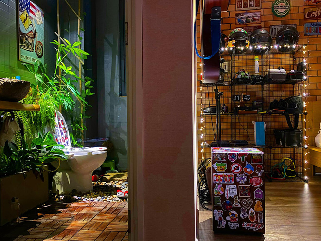 Nhà vệ sinh khiến dân tình đổ xô vào tranh cãi: Dán sticker lên bồn cầu, bày cây thật chill liệu có hợp lý?-2