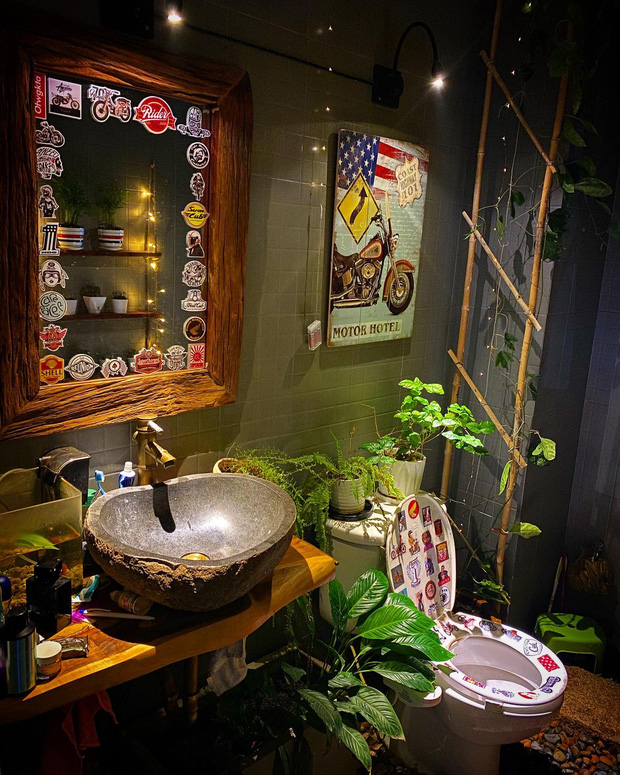 Nhà vệ sinh khiến dân tình đổ xô vào tranh cãi: Dán sticker lên bồn cầu, bày cây thật chill liệu có hợp lý?-4
