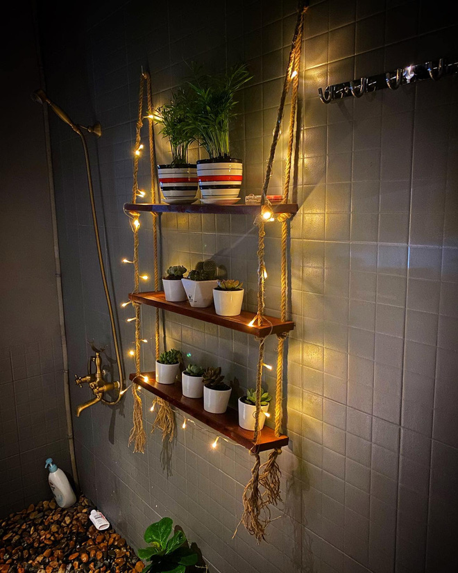 Nhà vệ sinh khiến dân tình đổ xô vào tranh cãi: Dán sticker lên bồn cầu, bày cây thật chill liệu có hợp lý?-6