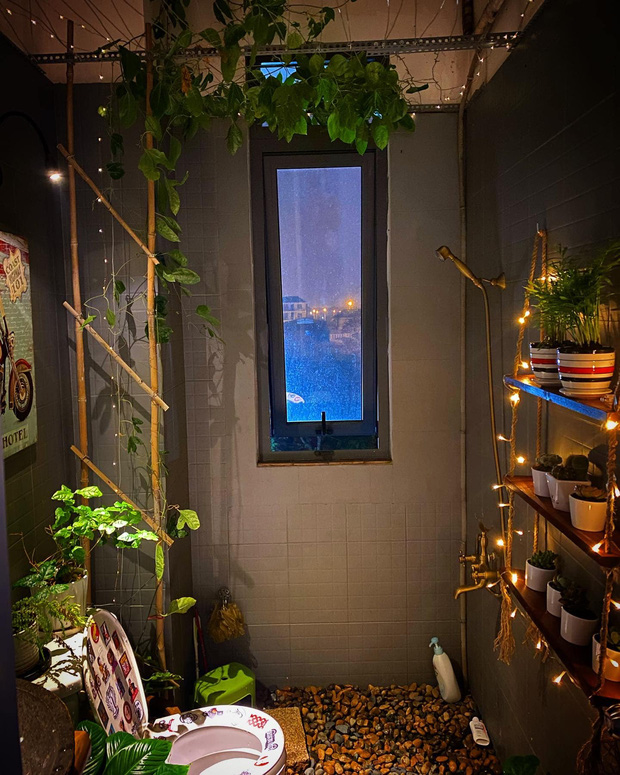 Nhà vệ sinh khiến dân tình đổ xô vào tranh cãi: Dán sticker lên bồn cầu, bày cây thật chill liệu có hợp lý?-7