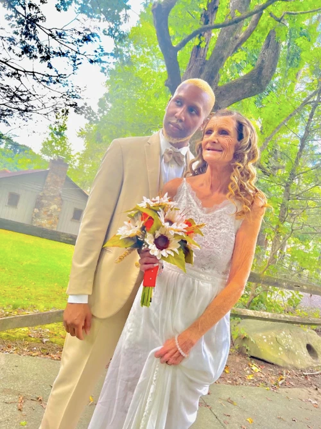 Chàng trai 24 quyết cưới người chỉ kém bà nội mình 6 tuổi: Mỗi lần thể hiện tình cảm đều bị gọi là xác sống và cái kết khó tin-5