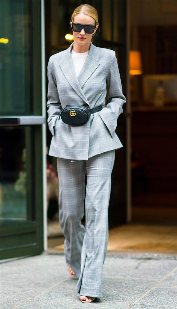 Diện bộ suit kẻ như sao Hollywood, nàng công sở sẽ không lo già nua lỗi mốt-2