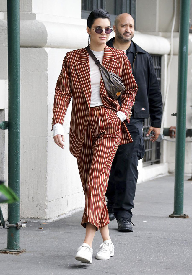 Diện bộ suit kẻ như sao Hollywood, nàng công sở sẽ không lo già nua lỗi mốt-3