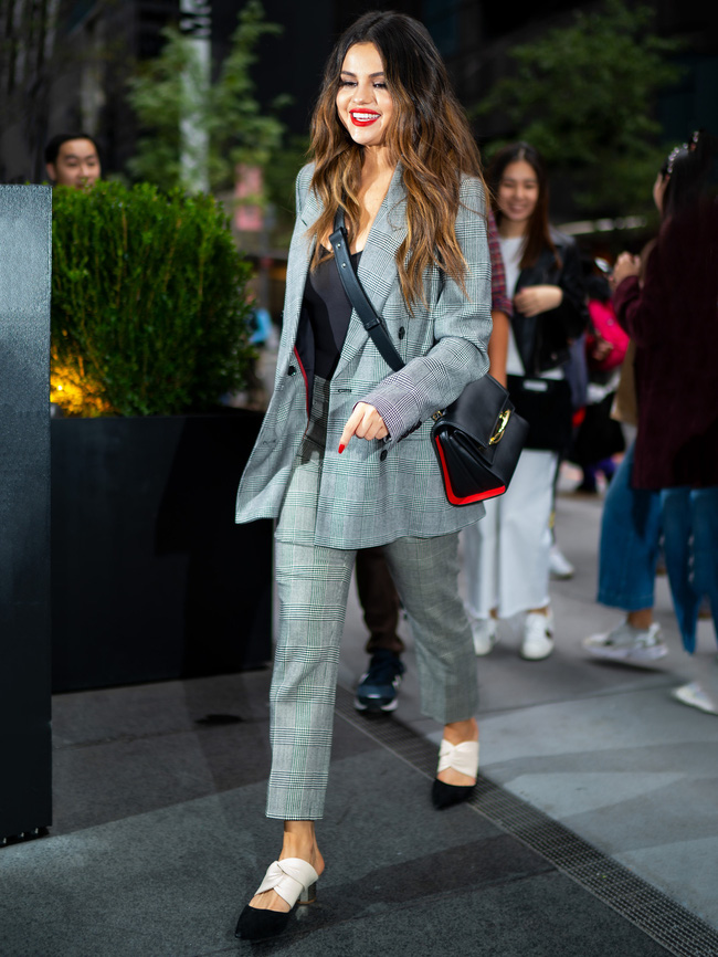 Diện bộ suit kẻ như sao Hollywood, nàng công sở sẽ không lo già nua lỗi mốt-5