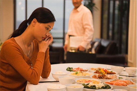 Đêm trước khi ly hôn, vợ làm bữa cơm cuối cùng cho tôi, ăn xong tôi hối hận