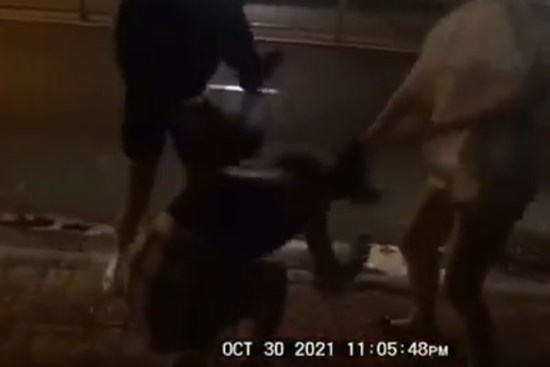 Rùng mình đoạn clip đánh ghen hội đồng: Vợ cùng em chồng dẫn đầu đoàn chị em xử lý tiểu tam, gã phản bội cũng