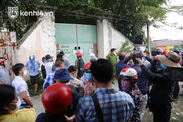 Ảnh: Hàng trăm YouTuber vây kín cổng Tịnh thất Bồng Lai, lực lượng công an đã có mặt giữ gìn trật tự-1
