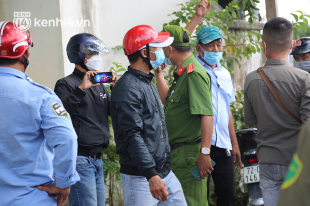 Ảnh: Hàng trăm YouTuber vây kín cổng Tịnh thất Bồng Lai, lực lượng công an đã có mặt giữ gìn trật tự-2