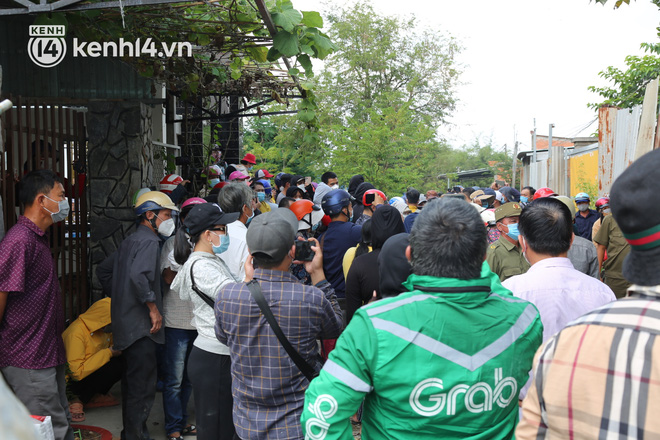 Ảnh: Hàng trăm YouTuber vây kín cổng Tịnh thất Bồng Lai, lực lượng công an đã có mặt giữ gìn trật tự-11