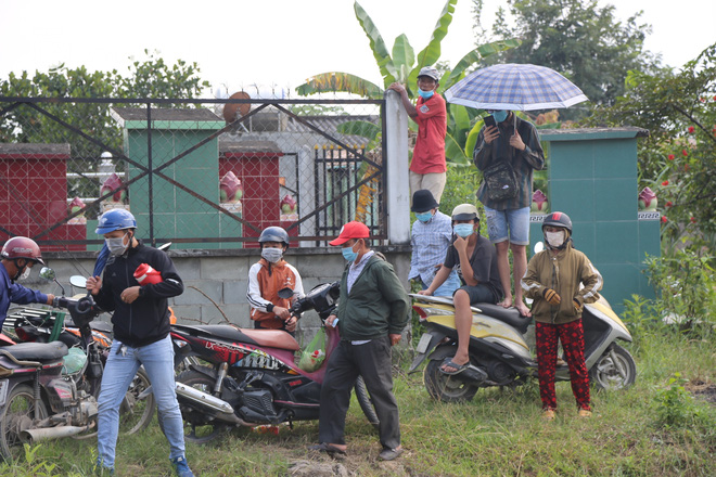 Ảnh: Hàng trăm YouTuber vây kín cổng Tịnh thất Bồng Lai, lực lượng công an đã có mặt giữ gìn trật tự-12