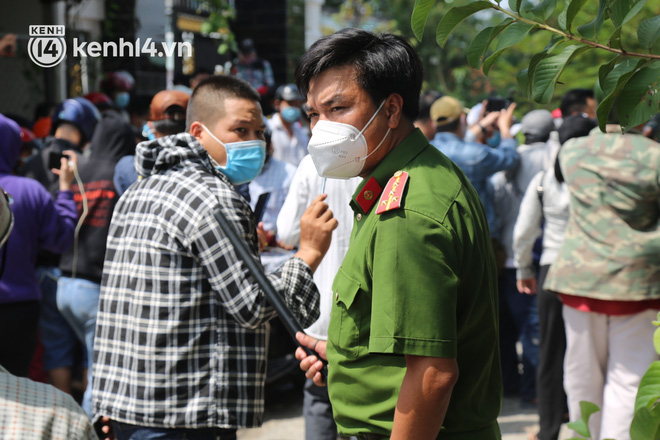 Ảnh: Hàng trăm YouTuber vây kín cổng Tịnh thất Bồng Lai, lực lượng công an đã có mặt giữ gìn trật tự-3
