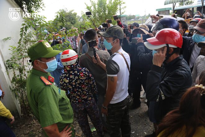 Ảnh: Hàng trăm YouTuber vây kín cổng Tịnh thất Bồng Lai, lực lượng công an đã có mặt giữ gìn trật tự-4